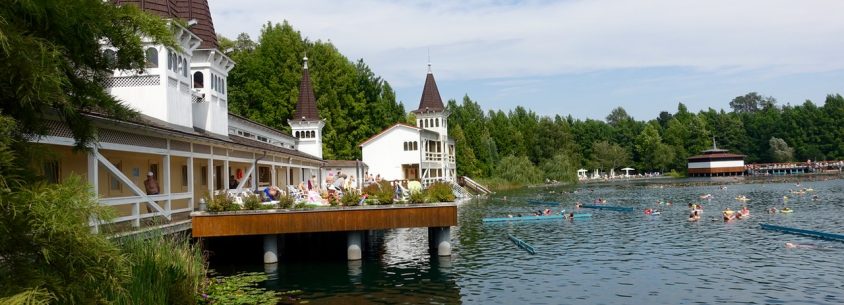 Heilsee Bad Héviz im Sommer mit Seerosen