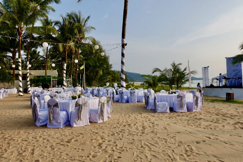 Thailands Sehenswuerdigkeiten Essen am Strand