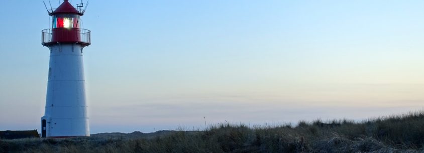 Sonnenuntergang Sylt - Leuchtturm List blaue Stunde