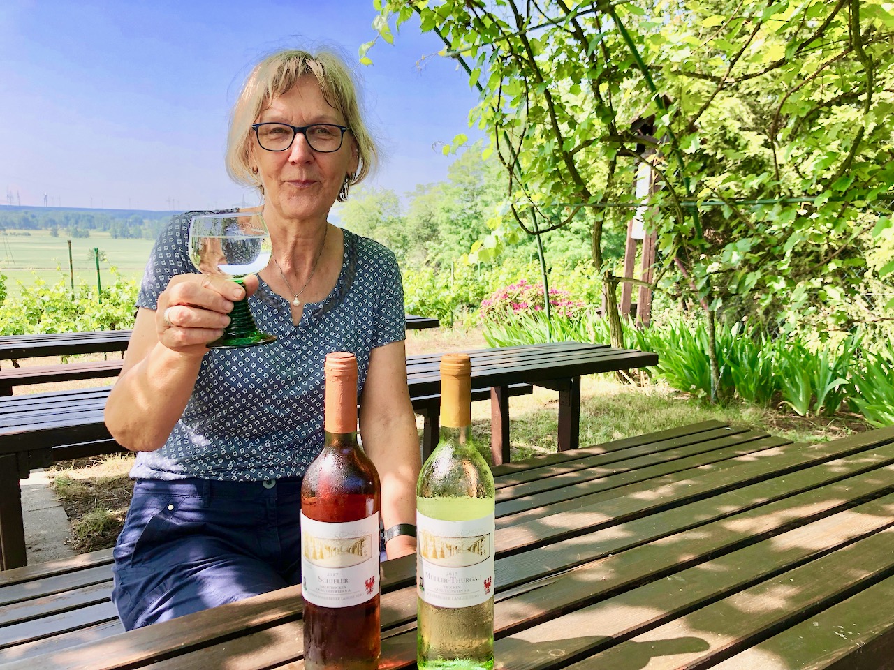 Anette Engel laedt zur Weinprobe auf dem Weinberg Schlieben