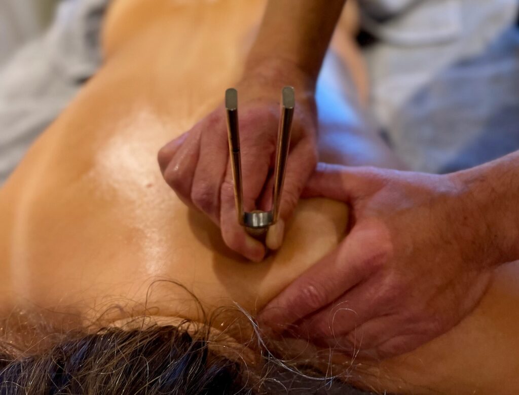 Massage mit Stimmgabel