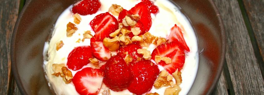 Naturjoghurt mit Erdbeeren aus dem eigenen Garten, Walnussstückchen und Holunderblütensirup