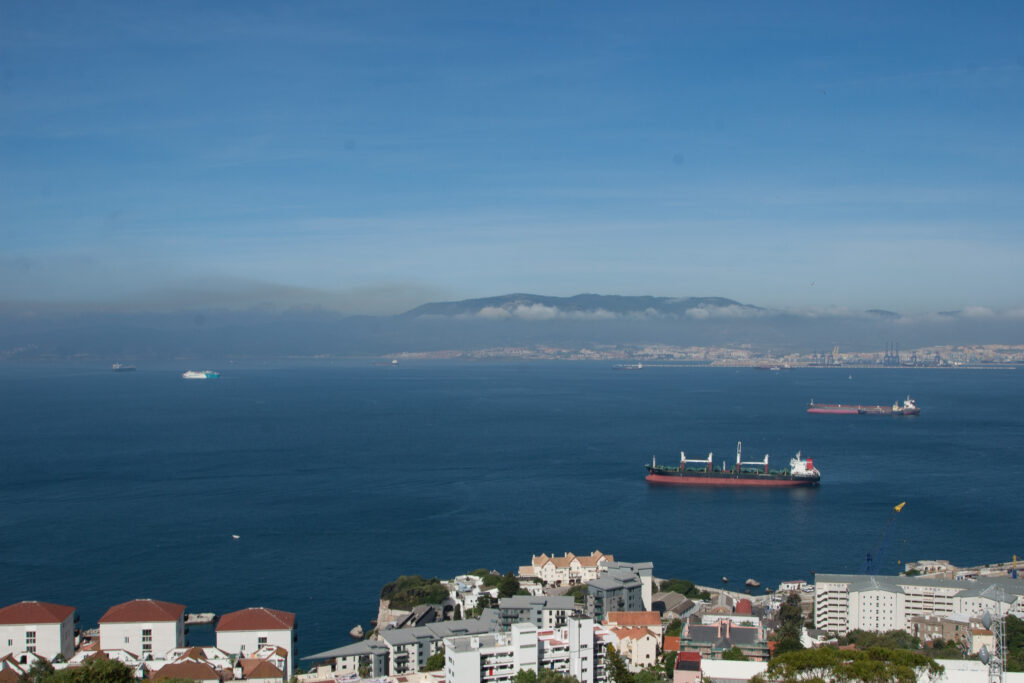 Blick auf die Strasse von Gibraltar, Schiffe im Wasser, im Hintergrund Afrika